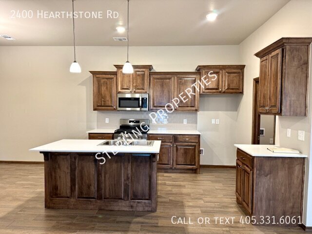 Foto del edificio - 2400 Hearthstone Rd