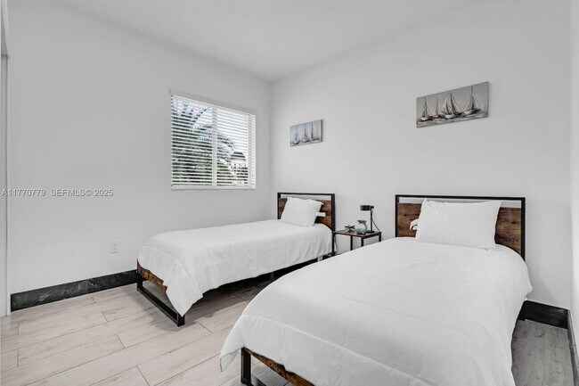 Foto del edificio - 15450 NW 2nd Ave