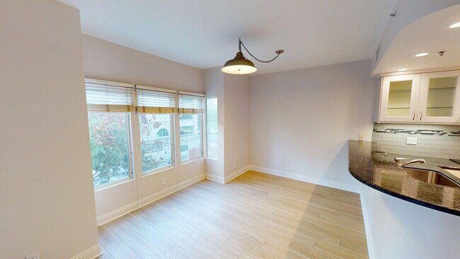 Foto del edificio - Upgraded 2bd/2Ba Mariana District Condo - Pet Friendly!