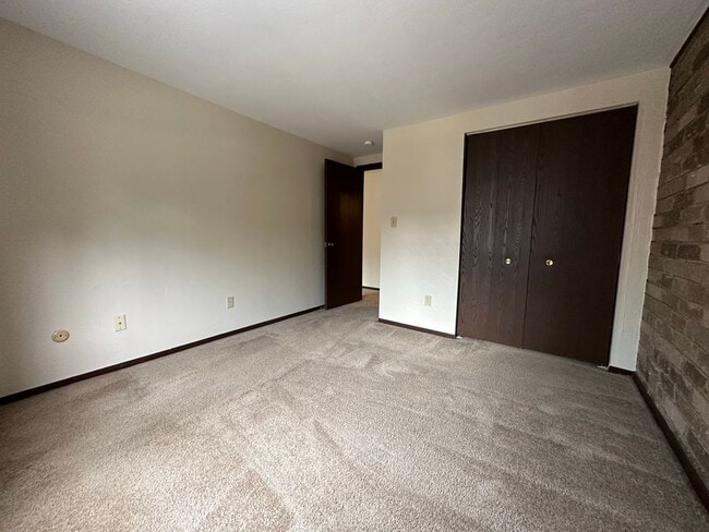 Building Photo - Amazing 1 Bedroom with Beautiful Exposed Brick! Off-Street Parking & Laundry Included!