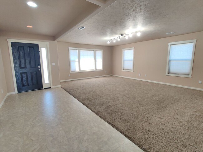 Building Photo - Great West Pasco Location with Updates thr...