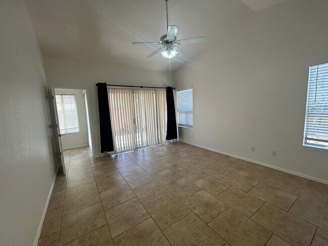 Building Photo - 3 Bed 2 Bath Home
