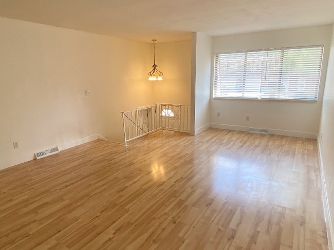 Foto del edificio - 2747 Leisure Dr