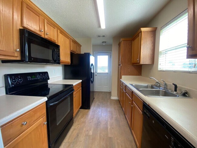 Foto del edificio - PRE-LEASING FOR AUGUST 2026! 1/2 Deposit Special!!!
