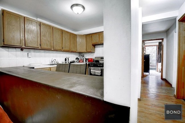 Building Photo - 355 W 20th St