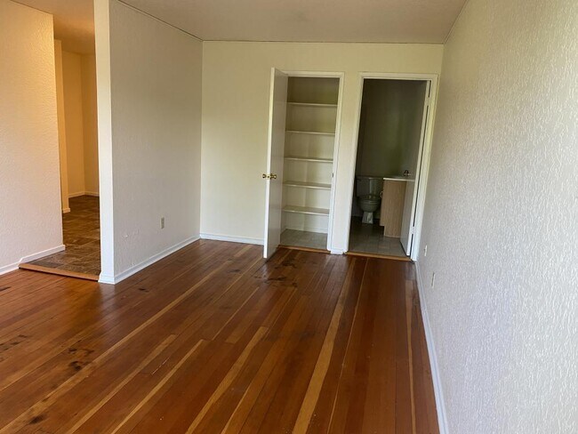 Building Photo - Bridgeview Apartments - Studio