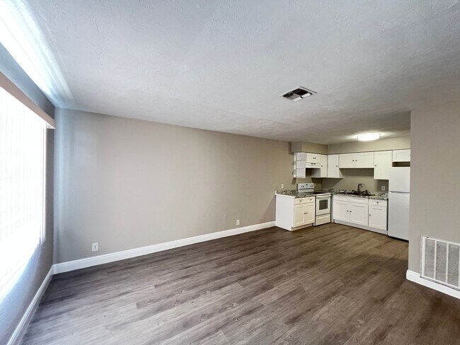 Foto del edificio - Charming Renovated 2 Bedroom, 1 Bathroom Home in Prime Ocala Location! Lawn Care Included!!