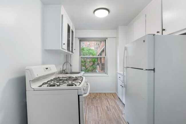 Building Photo - 577 Grand St