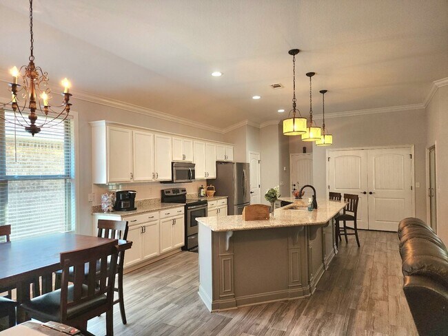 Building Photo - Luxurious 3 Bedroom, 2 Bath Home in the Ex...