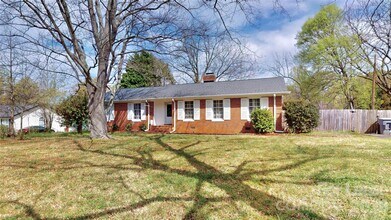Building Photo - 6821 View Way Dr