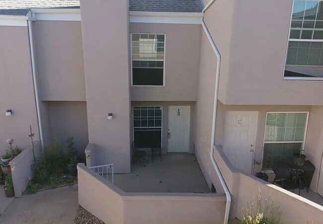 2 Bedroom Townhome with Pool and Clubhouse/Centrally Located!! - 2 Bedroom Townhome with Pool and Clubhouse/Centrally Located!!