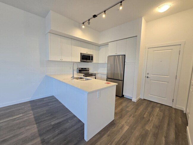 Photo du bâtiment - 15738-15785 85 Ave