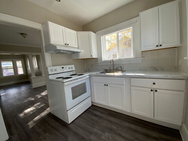 Building Photo - 3 bedroom 1 bath duplex in Mishawaka IN. N...