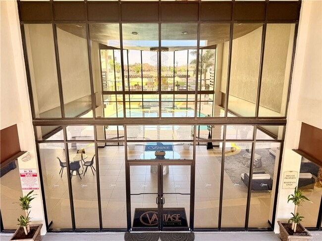 Building Photo - 38 Travis St