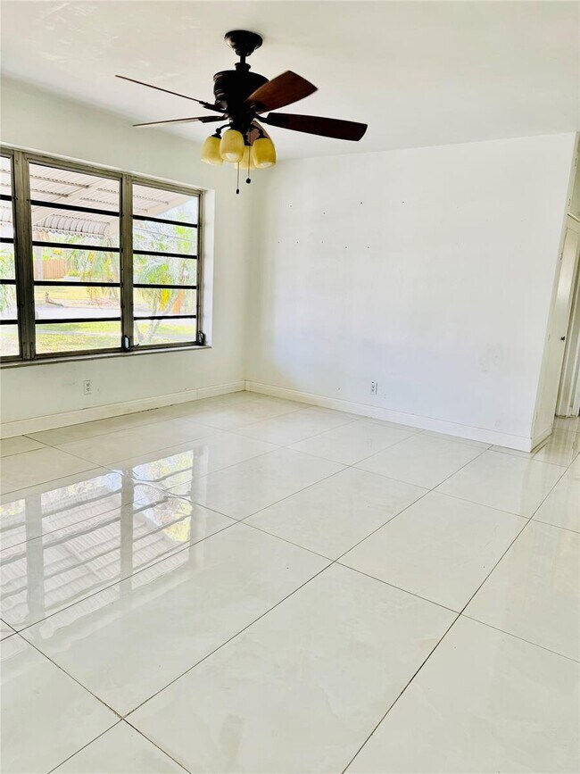 Foto del edificio - 1521 NW 62nd Terrace