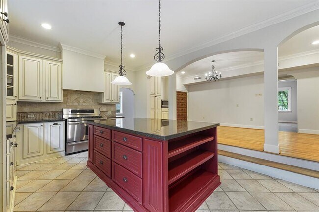Building Photo - 3126 Wroxton Rd