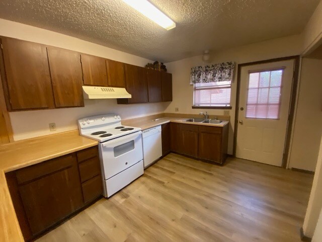 Foto principal - 303 Racquet Dr