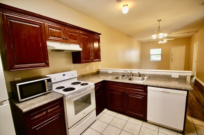 Building Photo - 3116-3118 S Cherry Ln