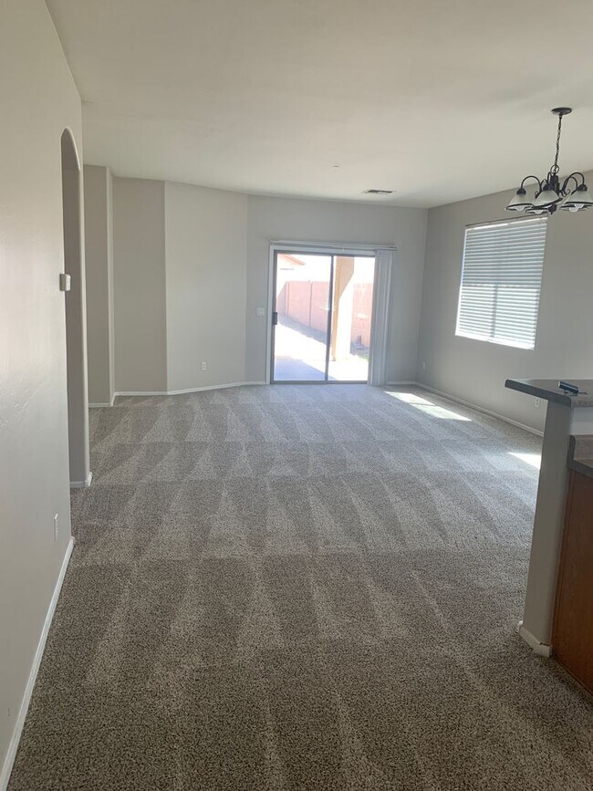 Building Photo - Updated 4 bed/2 bath in Great Location