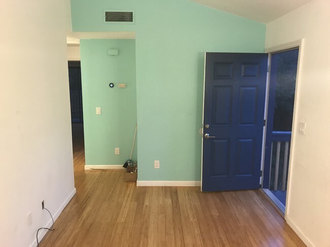 Foto del edificio - 512 Lewis Ln