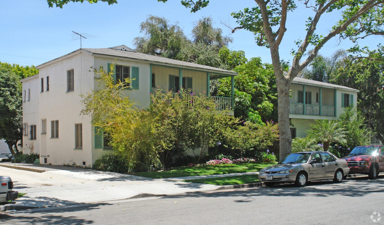Building Photo - 216-218 S Arnaz Dr