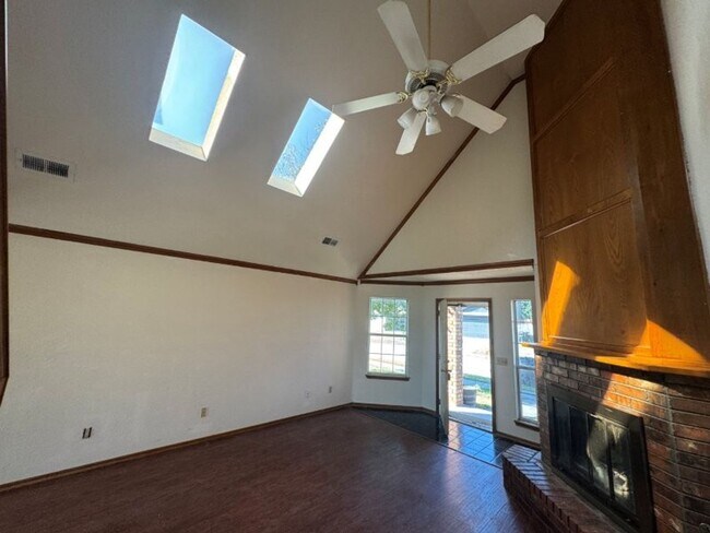 Foto del edificio - 4 bed 2story, 2 full baths, fenced yard, i...