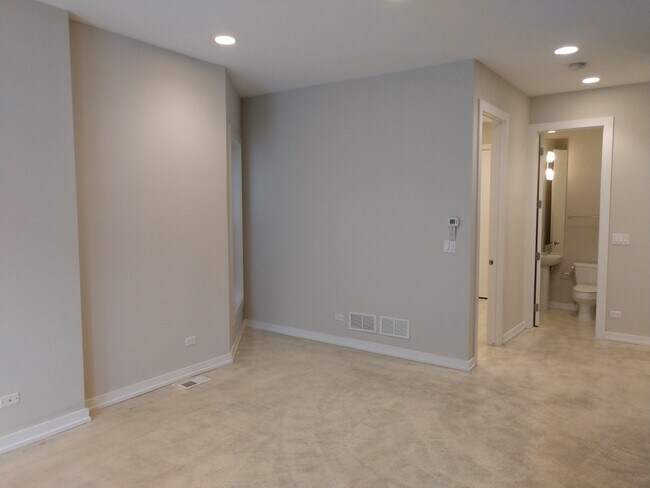Building Photo - 4018 N Kenmore Ave
