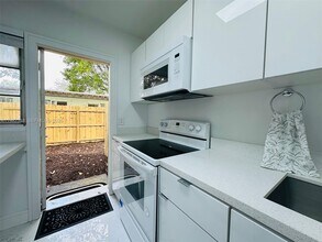 Building Photo - 407 SE 14th Ct