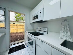 Building Photo - 407 SE 14th Ct