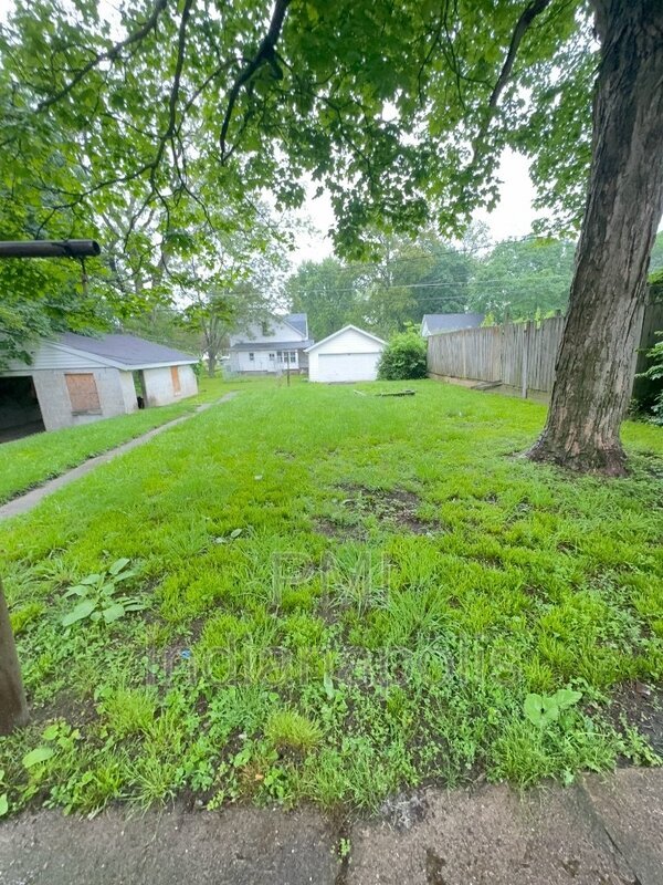 Building Photo - 520 1/2 Ruddle Ave Anderson