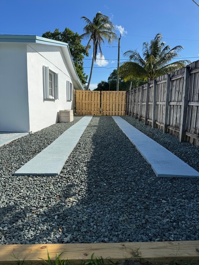 Foto del edificio - 205 NW 7th Ct