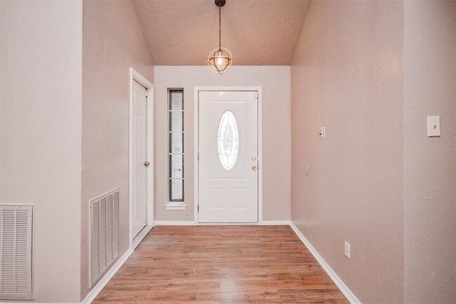 Building Photo - 2923 Laurelridge Dr