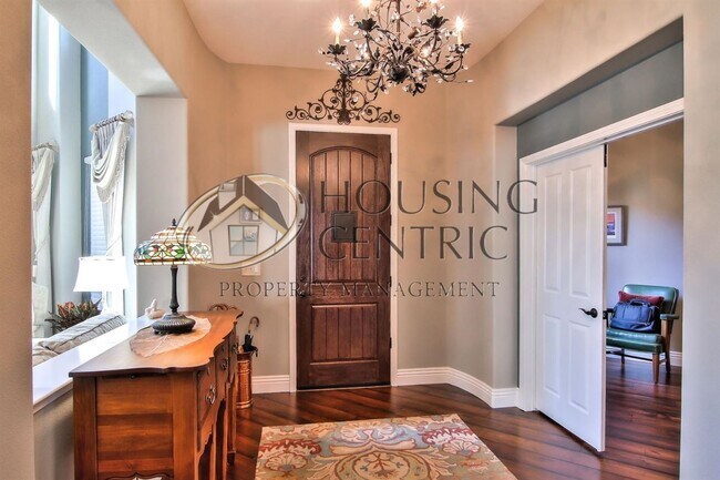Foto del edificio - Serrano Executive 4bd/4.5ba Executive Home with Pool, Spa & 4-Car Garage!