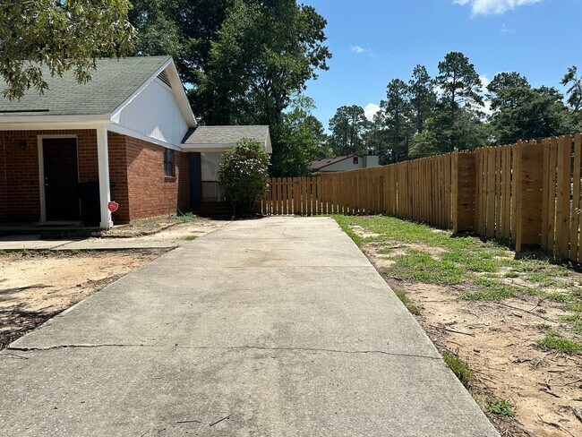 Foto del edificio - 3/2 No carpet & Fenced yard off Old Waynes...