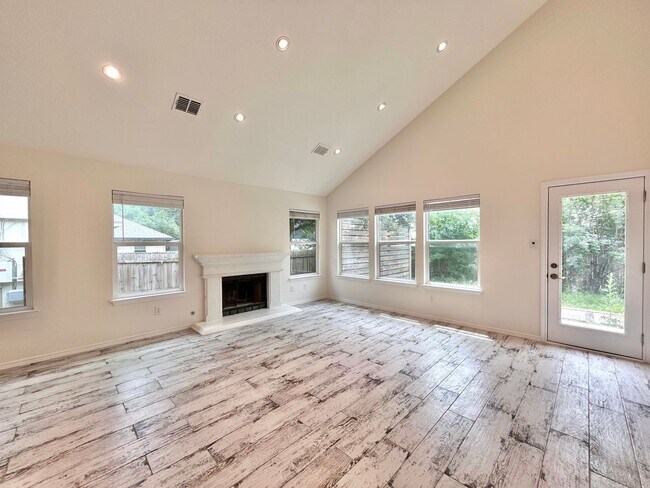 Foto del edificio - Beautiful 3/BR 2.5/BA Home with Modern Fin...