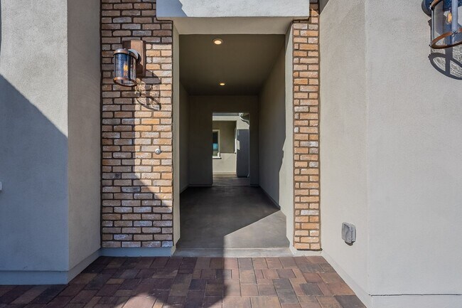 Building Photo - New Build Beauty /Terrace at Madera Tri-Po...