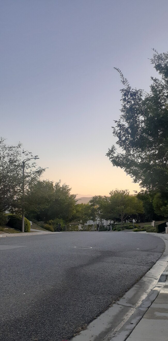 Foto del edificio - 6117 Deerhill Rd