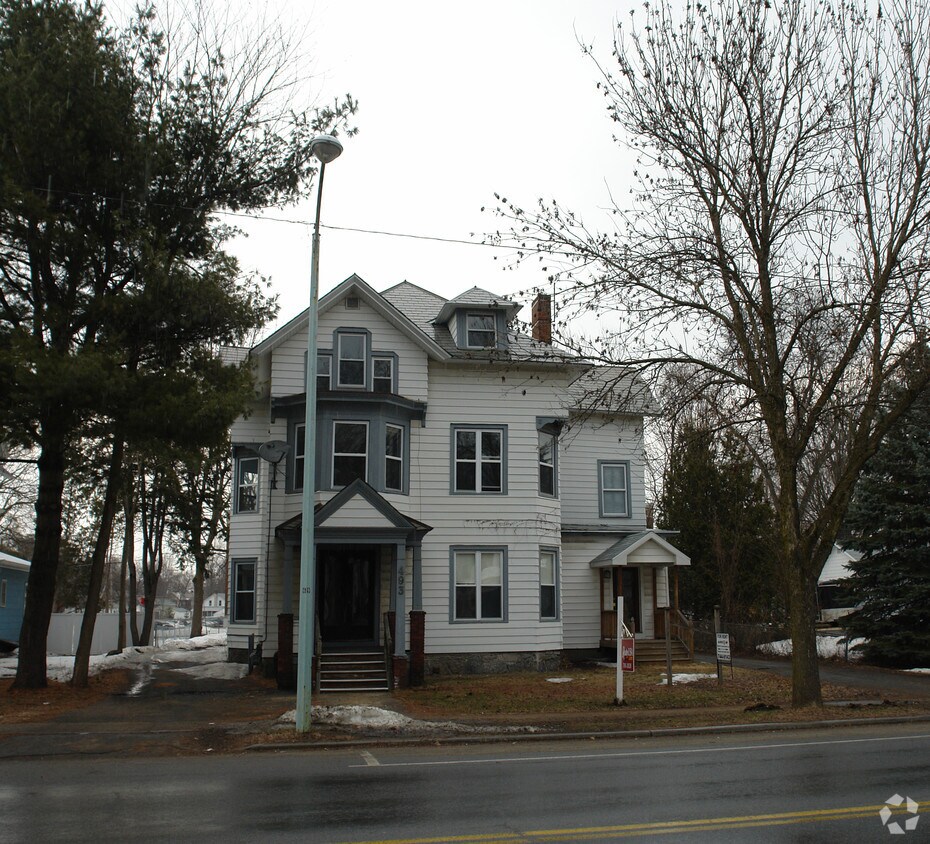 Building Photo - 493 Glen St