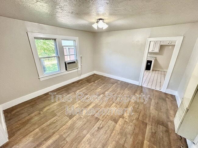 Building Photo - 714 W 15th St