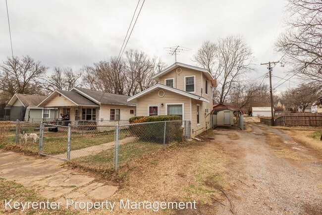 Building Photo - 2 br, 1 bath House - 112 S Pecan St