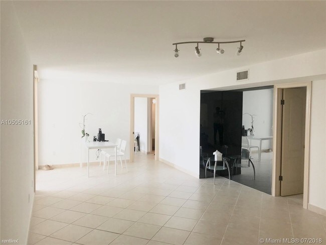 Building Photo - 2457 Collins Ave