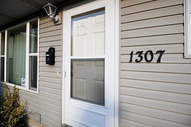 Building Photo - 1307 Prairie Rd