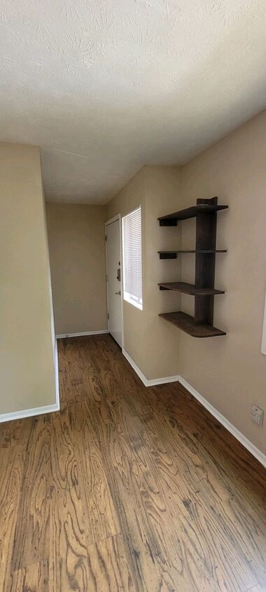 Primary Photo - 555 W Glenn Ave