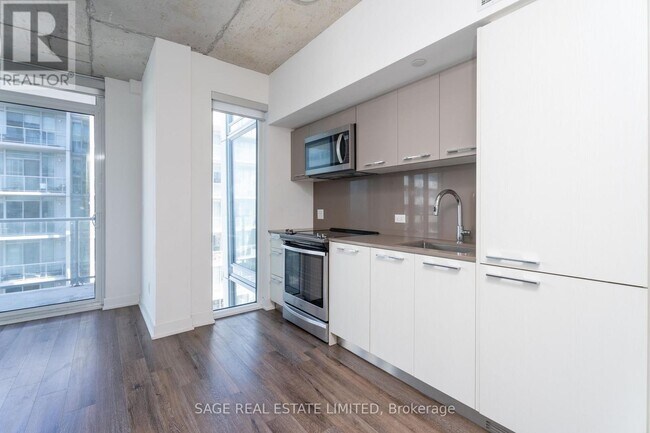 Building Photo - 15 Baseball Pl