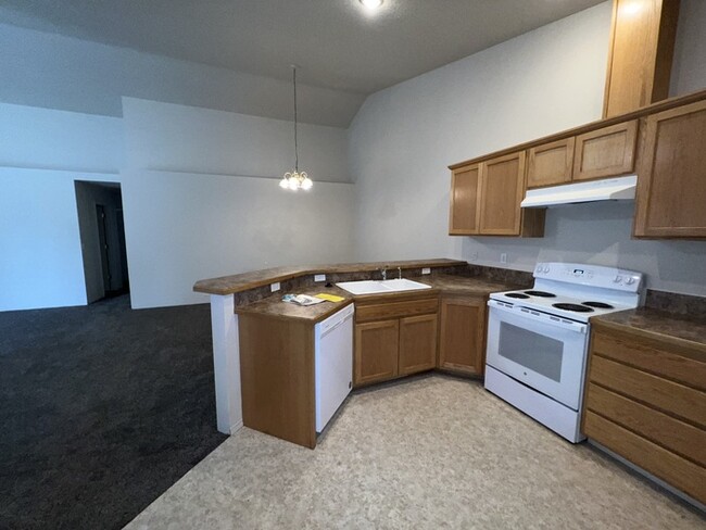 Building Photo - 3 bed 2 bath duplex in Nampa
