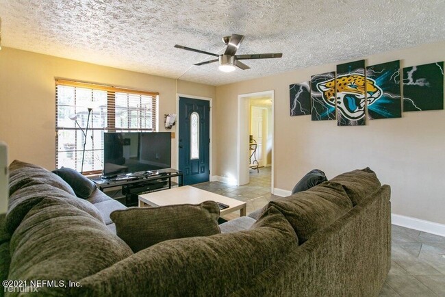 Building Photo - 4 br, 1 bath House - 6931 Crane Ave
