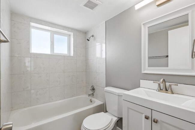 Foto del edificio - 10765 W 7th Pl