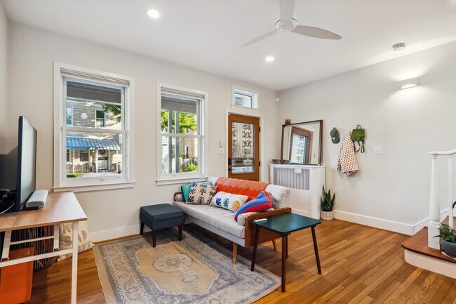 Foto del edificio - 528 Roxboro Pl NW