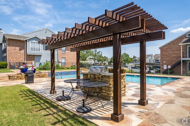 Outdoor Kitchen - Woodbridge Apartments