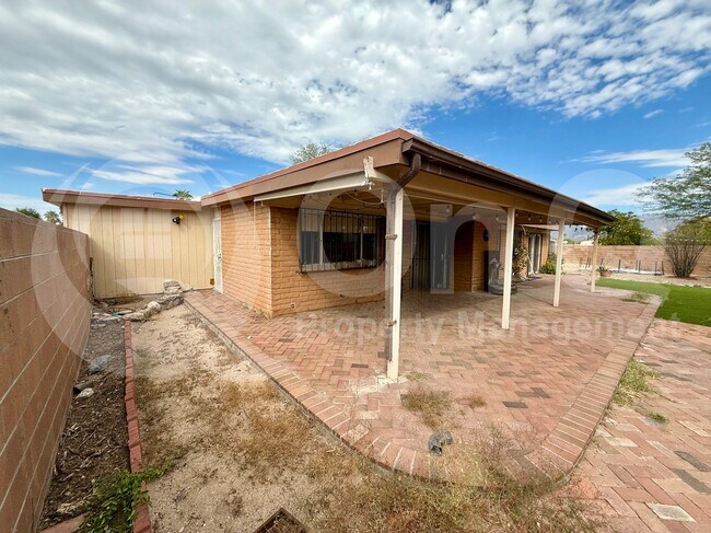 Foto del edificio - 8645 E Bellevue Pl